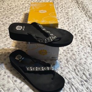 Nice Yellow Box Frozen flip flops 9.5